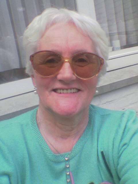 Dit is een foto van een goede vriendin van mij. Ze heeft bruine ogen, ze heeft wit haar, en is 1m 65 groot.